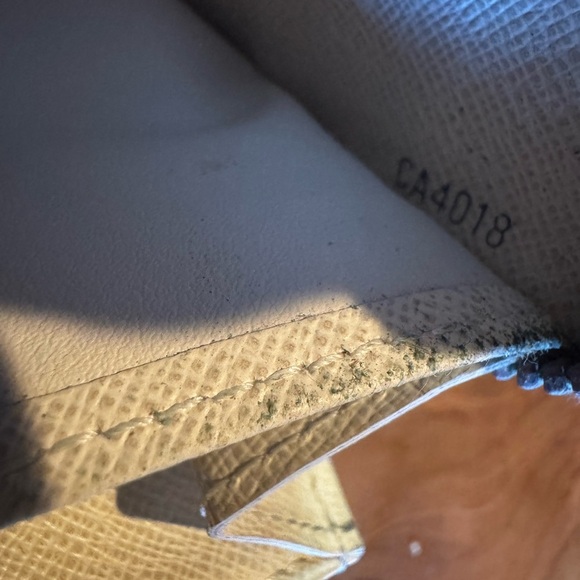 Louis Vuitton
Damier Azur Pattern Coated Canvas
Zippy Wallet - Picture 12 of 16